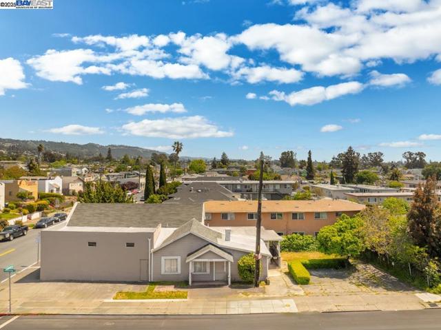 3003 School St, Oakland CA: https://media.crmls.org/mediaz/a7818e07-276b-4427-a2a1-3a872e3151ba.jpg