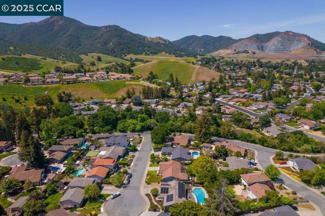 21 Mirango Ct, Clayton CA: https://media.crmls.org/mediaz/a7838358-7316-4e76-b51e-08079a5ebb50.jpg
