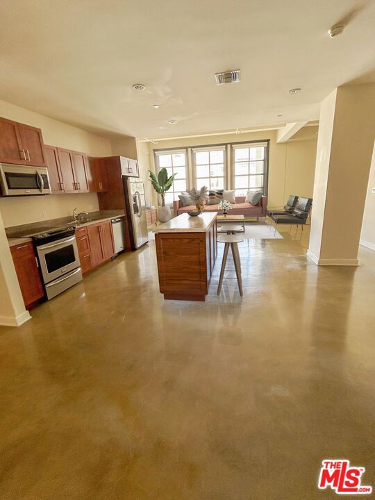 315 W 5th Street, Los Angeles CA: https://media.crmls.org/mediaz/a783b145-a477-4376-b84b-682357bf19ff.jpg