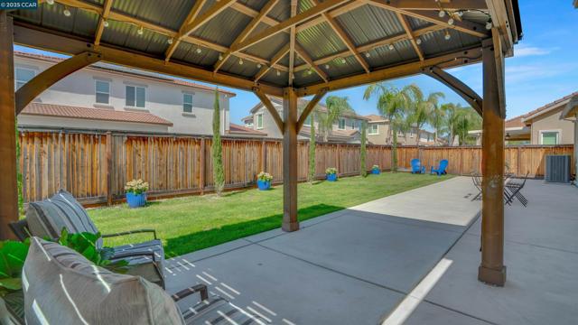 719 Jennifer St, Brentwood CA: https://media.crmls.org/mediaz/a785215f-2eec-46f5-9310-16917eb18295.jpg