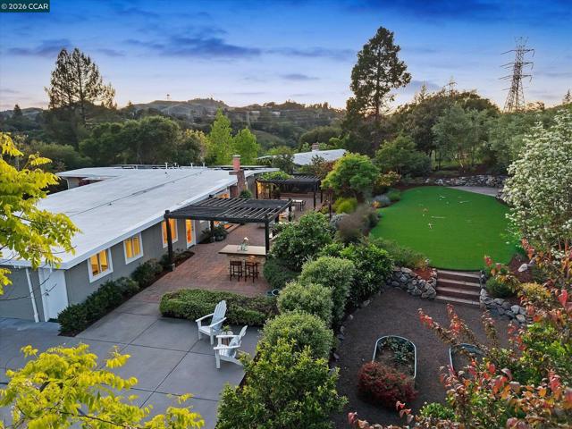 31 Ivy Dr, Orinda CA: https://media.crmls.org/mediaz/a7852ecd-a95c-41f7-be90-fcc9fafb2eb4.jpg