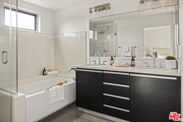 310 Washington Boulevard, Marina del Rey CA: https://media.crmls.org/mediaz/a7892895-ba8b-4390-aa95-b567934871c2.jpg