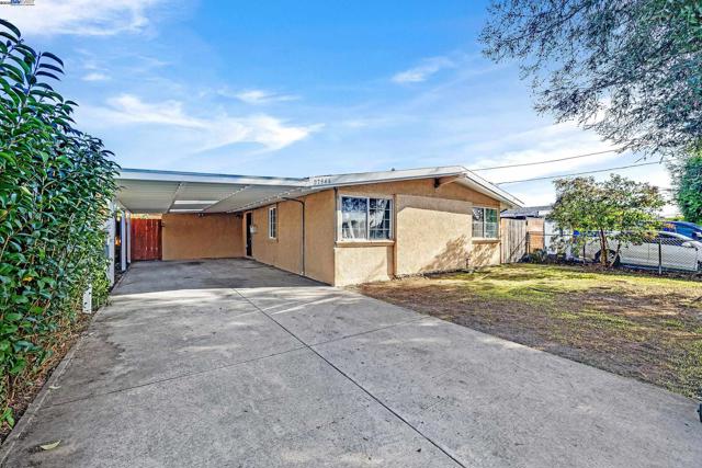27946 Pompano Ave, Hayward CA: https://media.crmls.org/mediaz/a7895a85-b3d6-4796-b74f-069a3e1a2c33.jpg