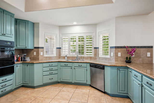 41950 Maryn Court, Palm Desert CA: https://media.crmls.org/mediaz/a78b0e69-0ab4-400a-9cb6-69a054a8d428.jpg