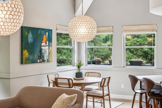 2005 TUNNEL RD, Oakland CA: https://media.crmls.org/mediaz/a78c5fb0-b528-427a-8fde-ce19e1a8765d.jpg