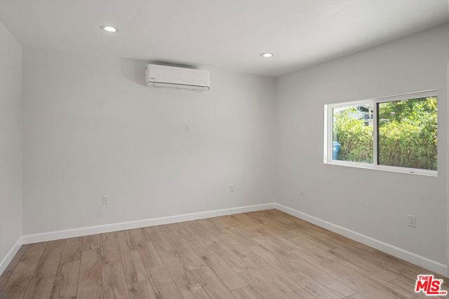 2231 1/2 Laverna Avenue, Los Angeles CA: https://media.crmls.org/mediaz/a78cffb5-eaca-4812-8ee3-eb76f2e002b4.jpg