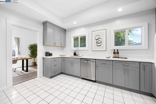 300 Somerset St, San Francisco CA: https://media.crmls.org/mediaz/a78d5e2b-17b7-44c7-8aa5-a0ea7fd6cf47.jpg
