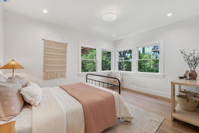 1129 WELLINGTON STREET, Oakland CA: https://media.crmls.org/mediaz/a78deead-697f-4cab-adfb-4ec3496a2dda.jpg