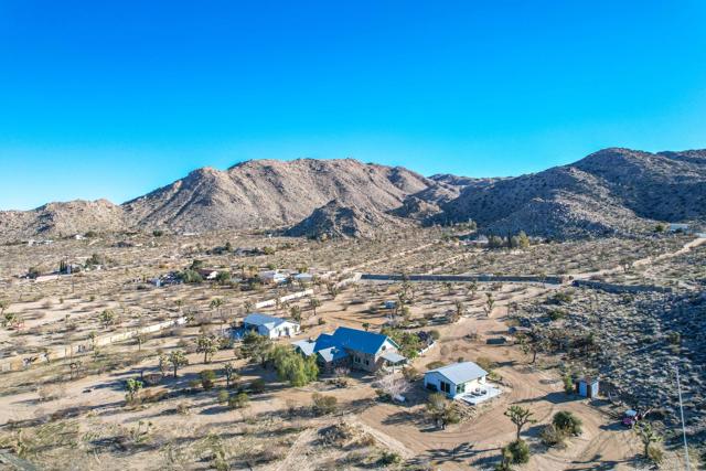 59800 Onaga Trail, Joshua Tree CA: https://media.crmls.org/mediaz/a78e7af2-0460-4639-b1f3-c7885b8ab3b3.jpg