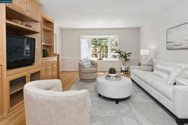 2646 Roundhill Dr, Alamo CA: https://media.crmls.org/mediaz/a78e8f8c-b0b3-4b8c-bf8f-0abb6fe109d7.jpg