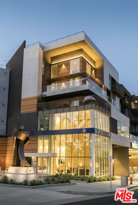 3425 W OLIVE Avenue, Burbank CA: https://media.crmls.org/mediaz/a791d18d-22d9-45d4-b003-79f4505e4420.jpg