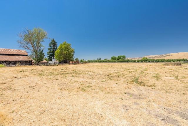 7327 Lovers Lane, Hollister CA: https://media.crmls.org/mediaz/a793fef7-c9b1-43ab-9b5b-7fe58759e9c4.jpg