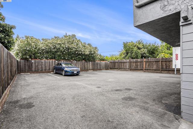 341 Castro St, San Leandro CA: https://media.crmls.org/mediaz/a7941657-773c-4d76-9053-91dbd3d5eecc.jpg