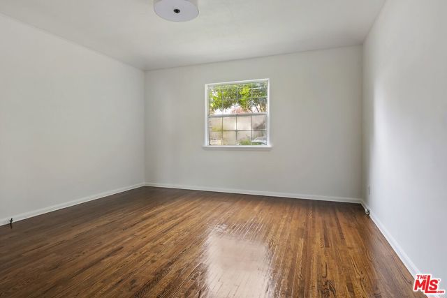 3032 Oakhurst Avenue, Los Angeles CA: https://media.crmls.org/mediaz/a7943f19-9159-4e82-8930-494899e5c3e1.jpg