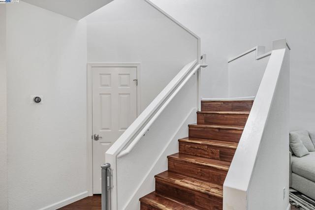6192 Lakeview Cir, San Ramon CA: https://media.crmls.org/mediaz/a794ba47-9067-4baa-a162-0f1d3514529c.jpg
