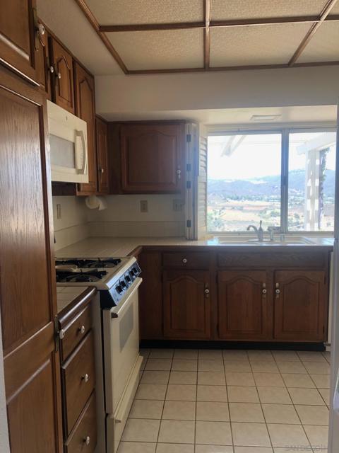 2552 Wind River Rd, El Cajon CA: https://media.crmls.org/mediaz/a794ec87-928d-4817-871e-d93ff8a172c9.jpg