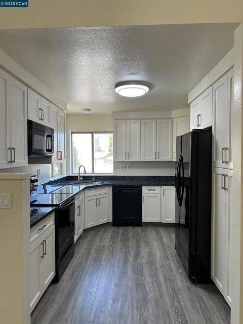 161 Tuscany Ct, Hercules CA: https://media.crmls.org/mediaz/a798cd72-162f-4e7b-9a74-c9d6666c0cd1.jpg