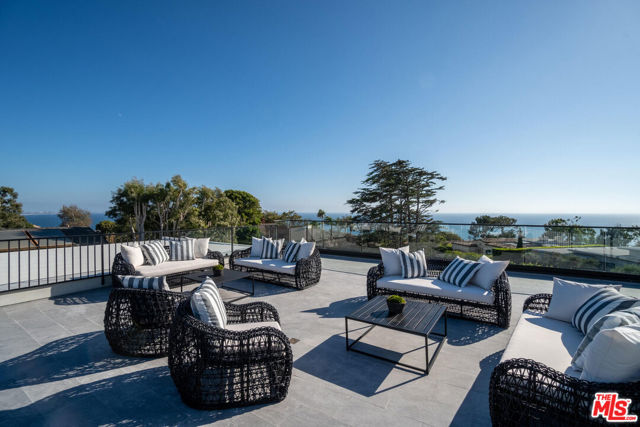 286 Quadro Vecchio Drive, Pacific Palisades CA: https://media.crmls.org/mediaz/a798db2f-e1b7-4135-8823-0f5d56e56227.jpg