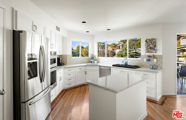 7265 Caverna Drive, Los Angeles CA: https://media.crmls.org/mediaz/a799ba50-c580-48e5-88d1-41a2b2bf68c2.jpg