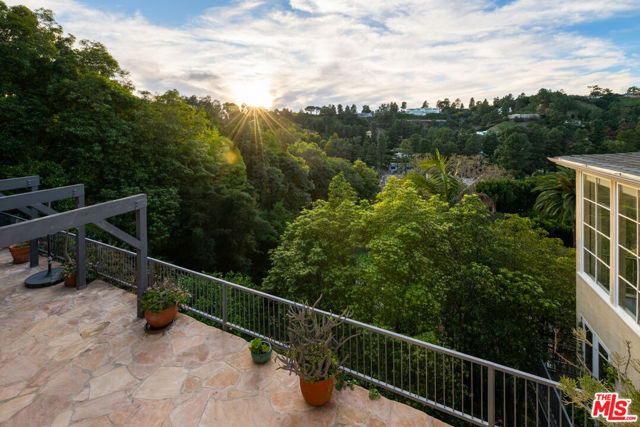 9430 Readcrest Drive, Beverly Hills CA: https://media.crmls.org/mediaz/a79a6e66-f5ae-4559-ad69-86b5d87e19ac.jpg