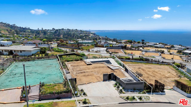 3530 Shoreheights Drive, Malibu CA: https://media.crmls.org/mediaz/a79b7e54-2caf-4091-9e4d-1e21fb486059.jpg