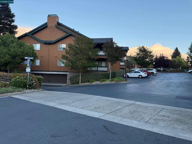216 Stone Pine Ln, San Ramon CA: https://media.crmls.org/mediaz/a79c6cc3-5e39-4316-afec-dc185645cd10.jpg