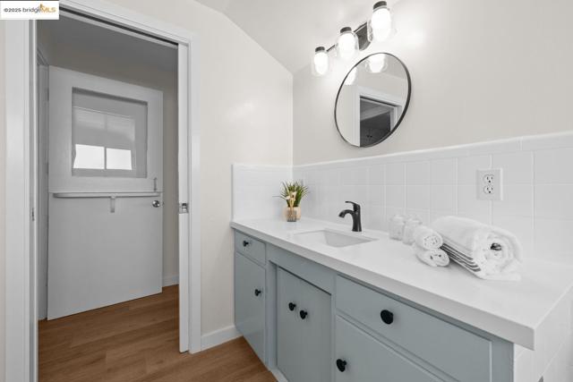 1241 Park Ave, Alameda CA: https://media.crmls.org/mediaz/a79dabd9-690f-45a0-b6b0-5f17eccdcb89.jpg