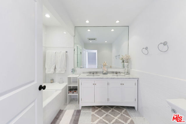 11856 Beach Club Way, Malibu CA: https://media.crmls.org/mediaz/a79e53c6-900b-4e10-b25d-36bf33cd8cd3.jpg