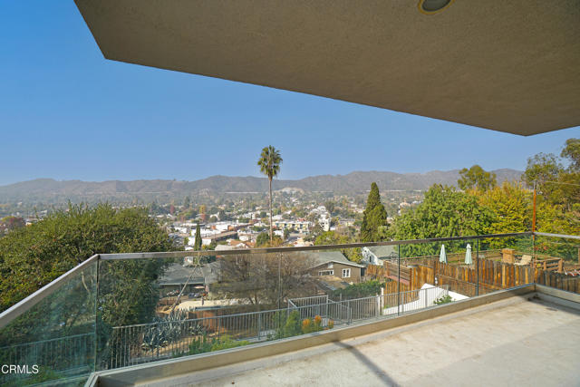 1325 Linda Rosa Avenue, Los Angeles CA: https://media.crmls.org/mediaz/a79eaa23-a2c7-449e-8362-501c1965d342.jpg