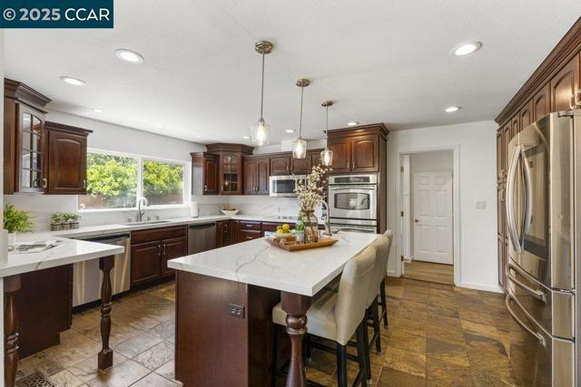 2302 Royal Oaks Dr, Alamo CA: https://media.crmls.org/mediaz/a79efd38-80ed-4c0b-9c4f-2ff860df53f1.jpg