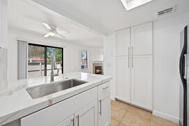 Image 14 of 35 For 43376 Cook St  220