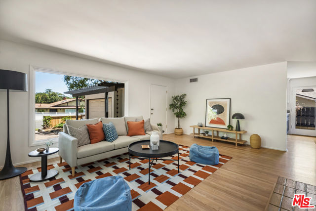 1943 Coolidge Avenue, Altadena CA: https://media.crmls.org/mediaz/a7a01133-d599-429b-aae3-f50d7199b592.jpg