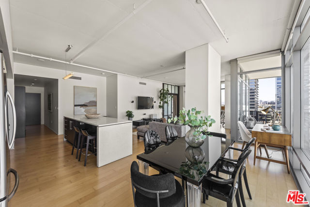 1100 S Hope Street, Los Angeles CA: https://media.crmls.org/mediaz/a7a10efb-00c0-4645-b715-ff39dd998b83.jpg