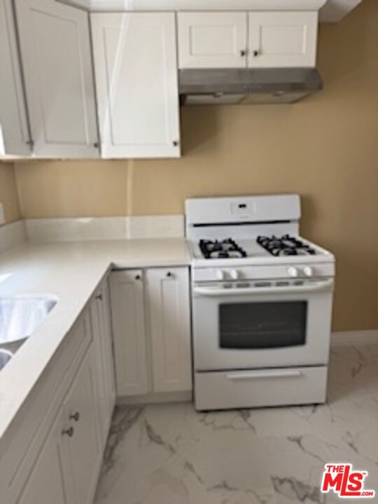 343 S Elm Drive, Beverly Hills CA: https://media.crmls.org/mediaz/a7a169af-8a81-4e4f-a06d-e77ec42f51c9.jpg