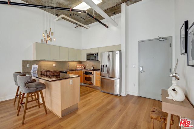 645 W 9th Street, Los Angeles CA: https://media.crmls.org/mediaz/a7a186b8-9bba-4bad-94b8-be2f906aebfe.jpg