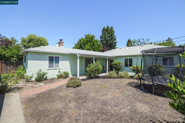 884 Juanita Dr, Lafayette CA: https://media.crmls.org/mediaz/a7a1dff6-d65d-4b8f-930b-8257809536d1.jpg