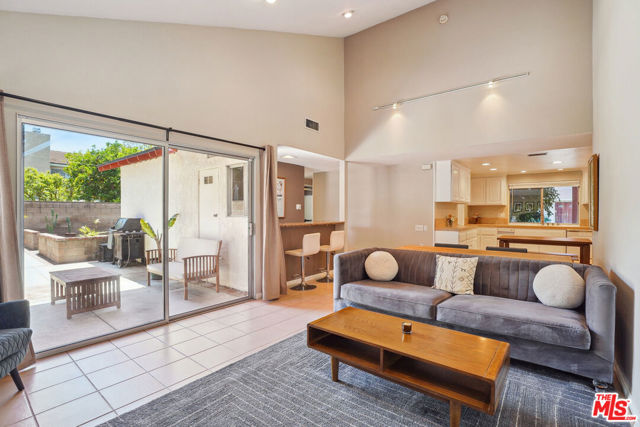 19730 Hatton Street, Winnetka CA: https://media.crmls.org/mediaz/a7a2bd02-9366-4fda-bf60-97b10867e42e.jpg