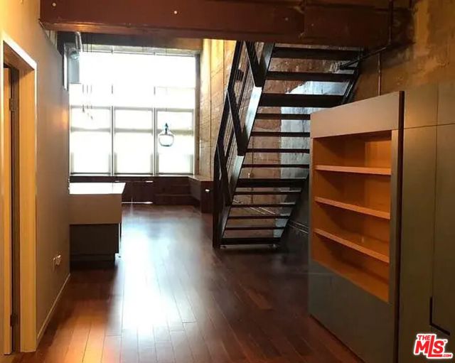 530 S Hewitt Street, Los Angeles CA: https://media.crmls.org/mediaz/a7a35b8b-52c0-4920-ba05-51ac260fadb9.jpg