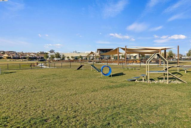 2062 Reserva Ct, Brentwood CA: https://media.crmls.org/mediaz/a7a3fb4e-87e8-45f9-b4b8-5deec732294f.jpg