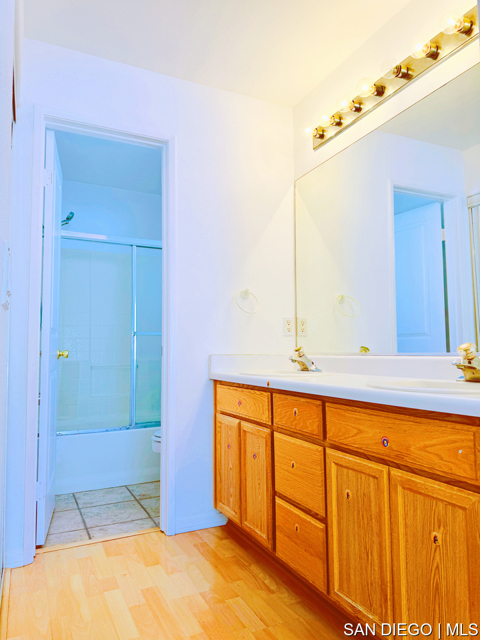 11892 Scripps Creek DR, San Diego CA: https://media.crmls.org/mediaz/a7a4ad9f-f1c8-46e8-b476-9362aef29a13.jpg