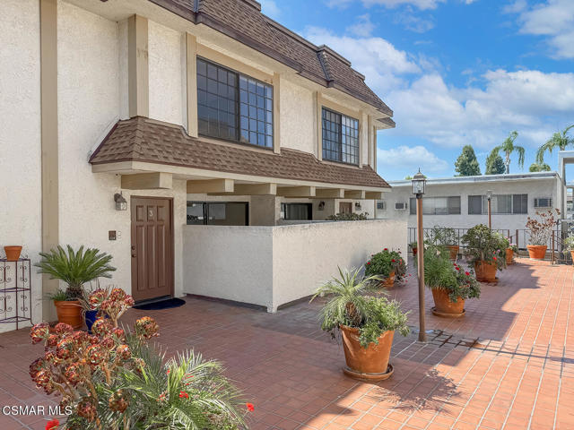 5404 Quakertown Avenue, Woodland Hills CA: https://media.crmls.org/mediaz/a7a4d297-f9dc-46d6-8dbc-614d74844b17.jpg