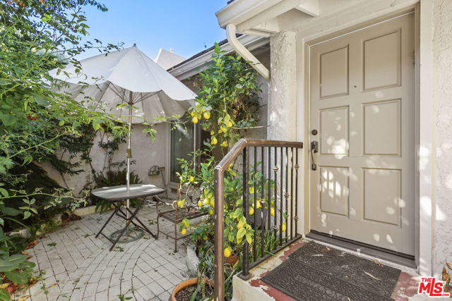 6213 Randi Avenue, Woodland Hills CA: https://media.crmls.org/mediaz/a7a53ce6-7186-4e89-ba04-53c58dc4caea.jpg