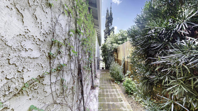 405 Mission Road, Glendale CA: https://media.crmls.org/mediaz/a7a66ff9-09ba-4b46-9c83-353edca0fd7c.jpg
