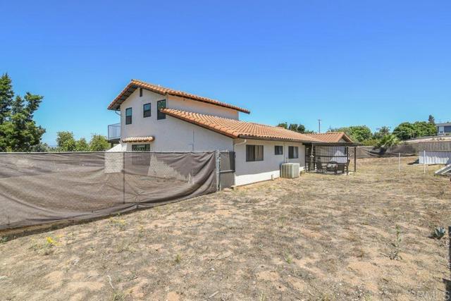 1736 Bellington Lane, Fallbrook CA: https://media.crmls.org/mediaz/a7a705d7-cbde-420a-991b-7d909f8b1e81.jpg