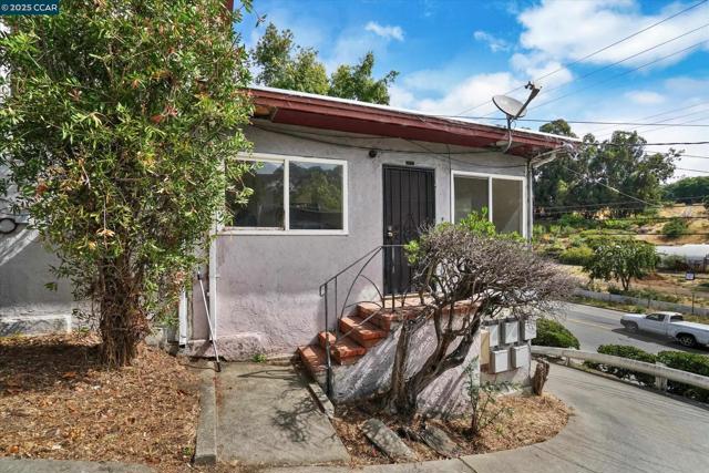 5235 Macarthur Blvd, Oakland CA: https://media.crmls.org/mediaz/a7a73101-fc4c-4a8e-84a4-1dc915d6c2e6.jpg