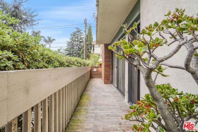 858 12th Street, Santa Monica CA: https://media.crmls.org/mediaz/a7a7b307-89c6-403c-a022-a90ac05a9a76.jpg