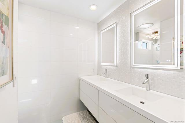194 Neptune Ave, Encinitas CA: https://media.crmls.org/mediaz/a7a85502-d7b4-4f05-87c5-f092c72e33db.jpg
