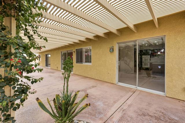 Image 21 of 42 For 78663 Como Court