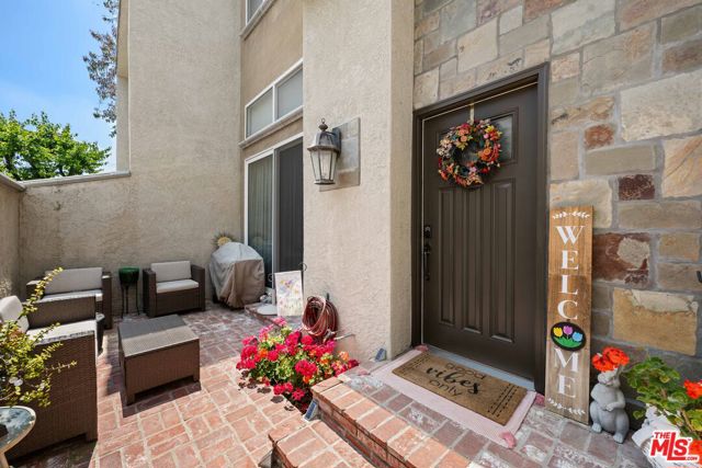 21901 Lassen Street, Chatsworth CA: https://media.crmls.org/mediaz/a7a921d2-3719-4d2d-8488-88b4e51b3b25.jpg