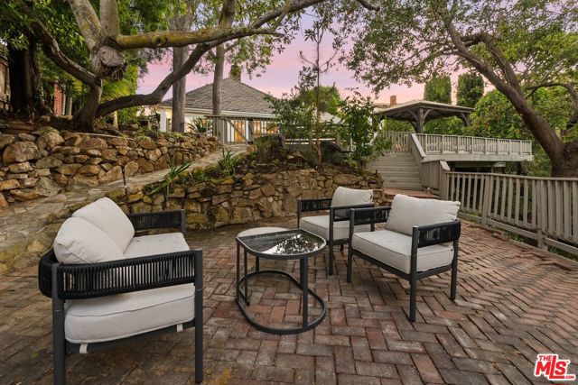 2596 Wallingford Drive, Beverly Hills CA: https://media.crmls.org/mediaz/a7a92ca9-412e-4d06-a705-8f0b3b5506b5.jpg